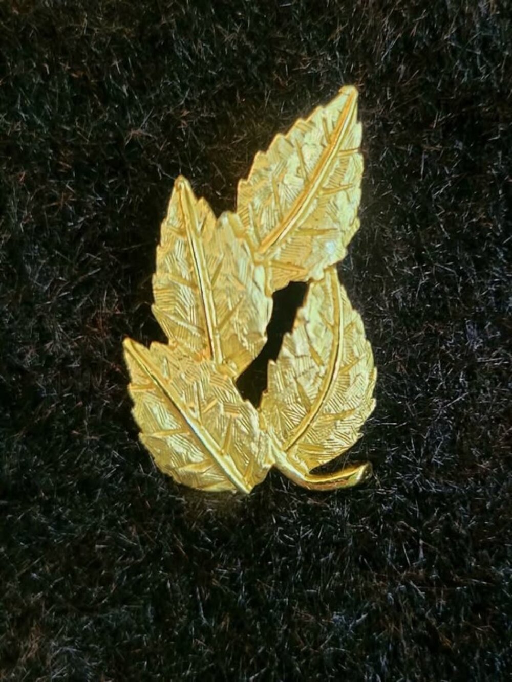 Vintage Gold Tone Brooch Featuring A Detailed, Textured Leaf Design